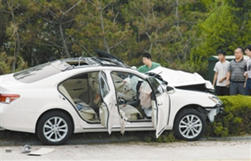 轿车逆行撞死5人