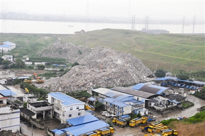 昔日垃圾山五年治理成公园 如今公园旁又现垃圾山