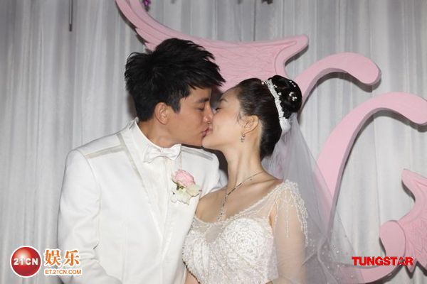 李小璐贾乃亮婚礼甜蜜拥吻 幸福交换戒指(组图