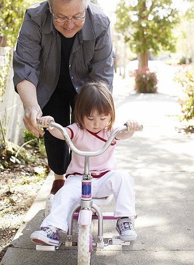 宝宝过早学骑儿童三轮车恐影响腿型 - 温州健康