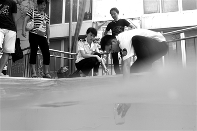 8家泳池水质抽检 过半泳池余氯含量不达标