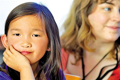 唇腭裂女童越洋回乡 只为回到生身父母身边