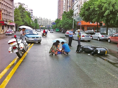 社会需要这样的人：老人车祸倒地 好心人打伞守护