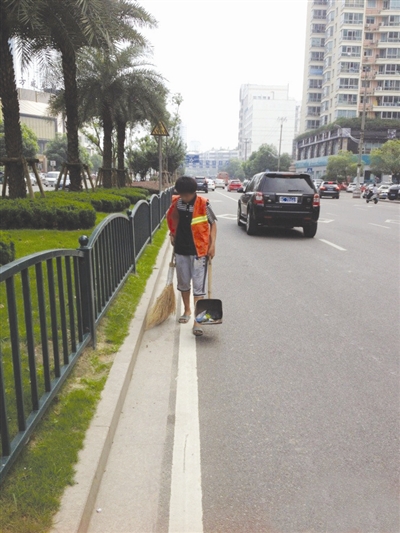 温州最辛酸环卫工 14岁男孩替母扫街被叫停