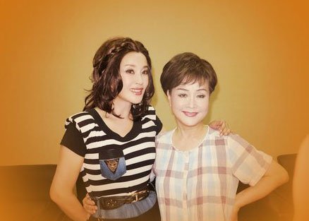 刘晓庆晒与李谷一合照 网友疾呼求保养秘笈(图)