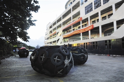 “明珠七号”如何抗台 8颗防撞球减压缓震
