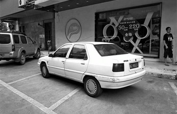 “最牛”违停车