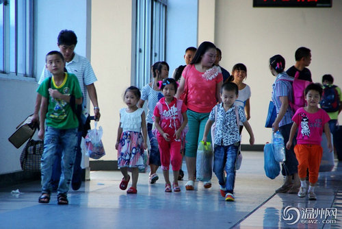 温州火车站迎来暑运高峰 客流突破两万