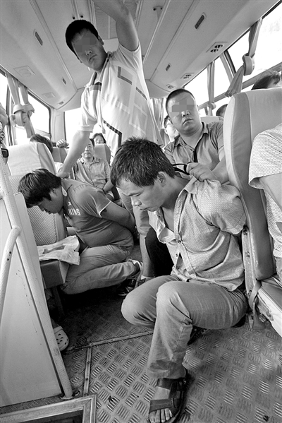 记者蹲守直击扒手作案 民警现场围捕三窃贼