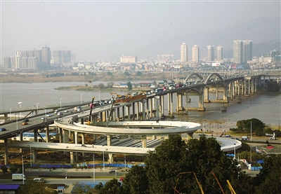 瓯江三桥是温州市区唯一连接两岸的桥梁,结束了由原来靠单一轮渡过江