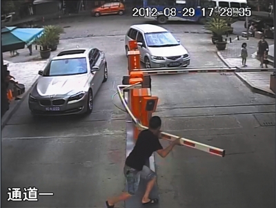 未办车卡被挡小区外“宝马男”毁坏拦车杆