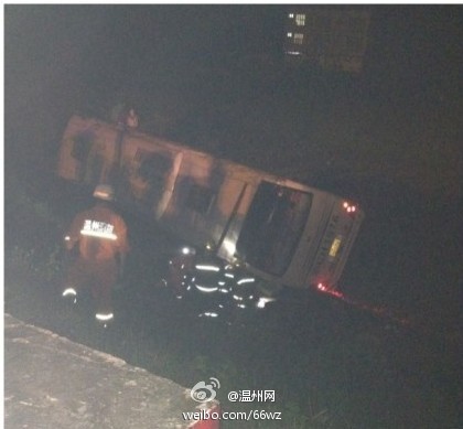 一大巴在瑞安侧翻 车内30人被救1人被撞死亡