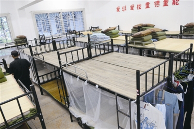 一个寝室为何住32人？原来是本地生为外地生让铺