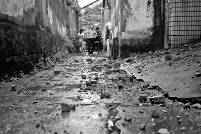 一声惊雷劈裂30米高烟囱 三千闪电创今年单日之最