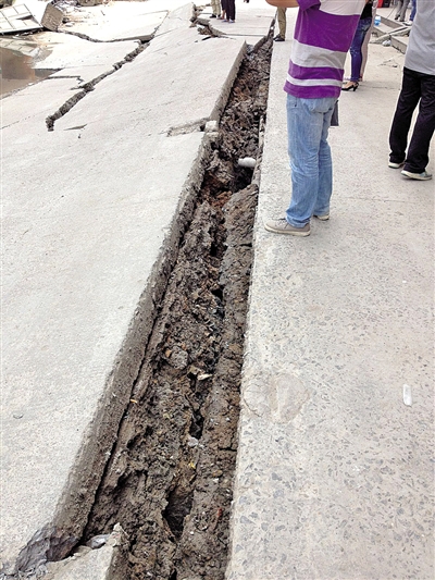 柳市新车站附近发生塌陷 道路断裂部位宽约5米