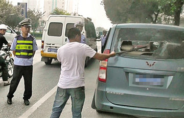 面对运管砸自家车