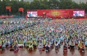 学生冒雨参加校庆