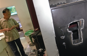 �鱦���չ����и�