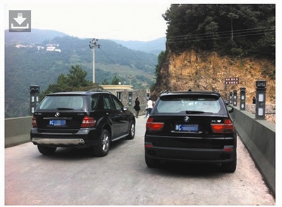 网传“女警官”丢名表开豪车堵度假村