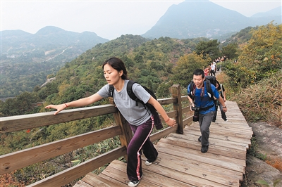 登登金秋大罗山 吸吸"绿肺"好空气