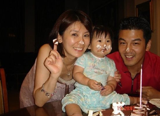 此后,贾静雯赴美寻女并与孙志浩办理离婚手续,争女大战也随之展开.