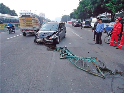 轿车离奇“从天而降” 冲破护栏砸在对向车道