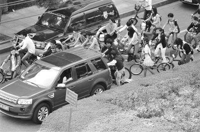 温州大学城不少学生开私家车上学 致校园道路拥挤
