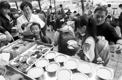 新桥爱心施粥点 盼成第二个“红日亭”