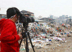 中国鞋都垃圾围城 市民监督团现场“解围”
