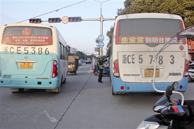 公交司机闯完红灯打劝阻者 他为何如此嚣张？