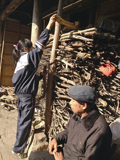 慈善救助：天冷了，小女孩仍穿着破旧的单鞋