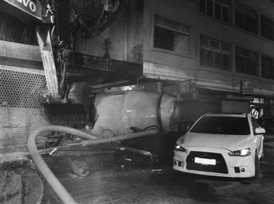 水泥搅拌车失控连撞三车 驾驶员当场身亡