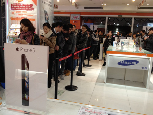 联通版iphone5发布 引市民排队抢购潮