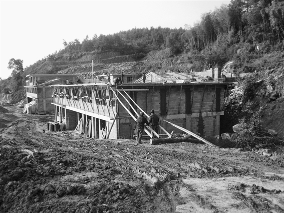 企业家出资八百万 盖36间房送村民