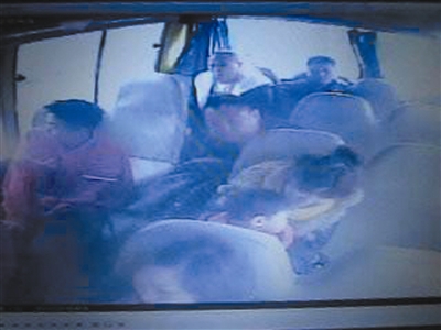 司机两次急刹“警示”车上有贼 三男子持刀威胁