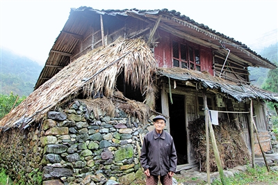 ... 的老屋看上去摇摇欲坠,令人捏了一把汗。叶恋奇摄
