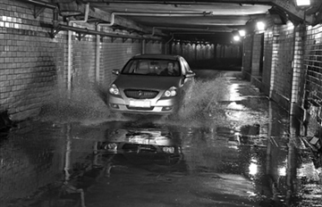 隧道里走水路