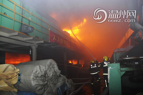 温州“停水日” 龙湾一合成革企业突发大火