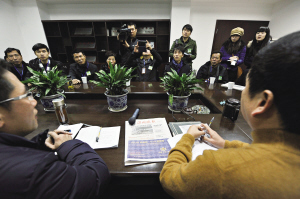 八次承诺次次落空 市民监督团前往“城投”要答案