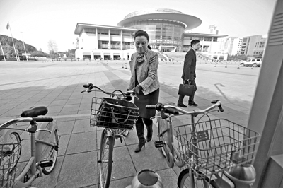 骑公共自行车坐公共汽车 温州代表委员低碳出行