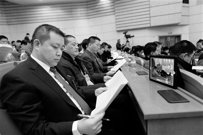 代表专心致志 “珍藏”会议实况