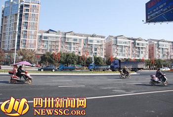 鸡头蛇吉祥物惊现四川街头 鸡和蛇混血遭吐槽