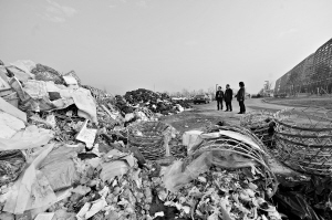 投资23亿元的新院区内有条20多米长的“垃圾带”