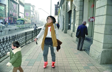 闹市“遛孩”