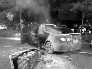 烟花在马六车里炸燃 还好车主当过消防员(图) 