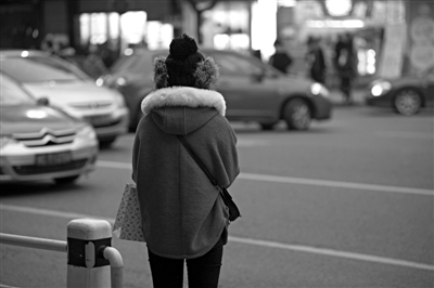春节期间阴雨继续气温低 情侣在寒风中牵手情人节