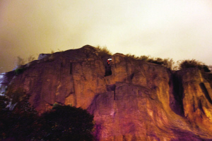 醉汉夜困杨府山悬崖3小时 多方联手大救援