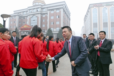 董事长率高管列队迎接员工