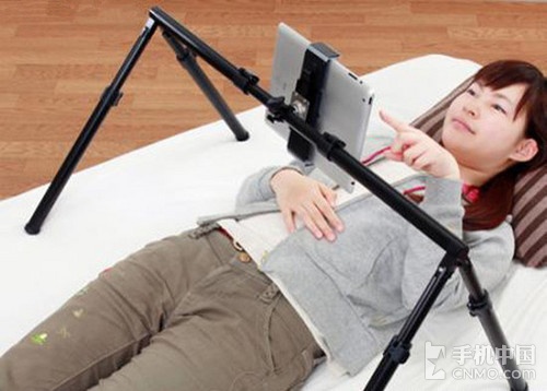 懒人造福人类 懒人必备iPad床上支架(组图) - 温州网 - 数码家电