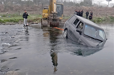 路虎抄近道 困在水中央